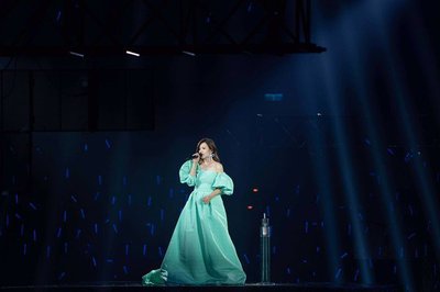 梁靜茹首認愛總裁男友！甜蜜日常曝光 日傳愛心圖，羞到趴桌